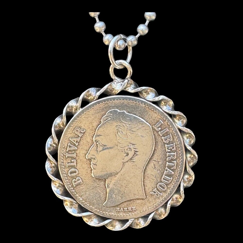 1935 Venezuelan 1 Bolivar .835 Silver Coin Pendant With Twisted Silver Frame - Picture 4 of 6
